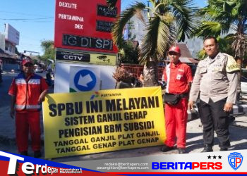 Bhabinkamtibmas Cappa Galung Pantau Penerapan Ganjil Genap BBM Subsidi di SPBU Patung Pemuda