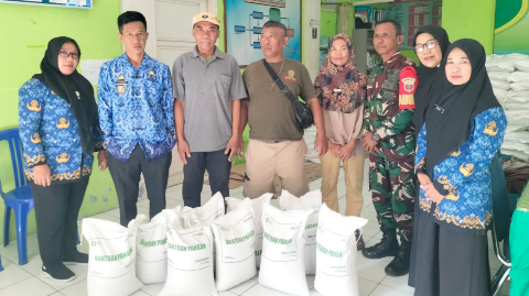 Warga Terima Bantuan Beras Pemerintah, Kelurahan Alirintangae Kawal Penyaluran Tepat Sasaran