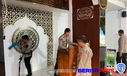 Brimob Sulsel Peduli Rumah Ibadah, Bersihkan Masjid At-Taufiq Amsir Parepare