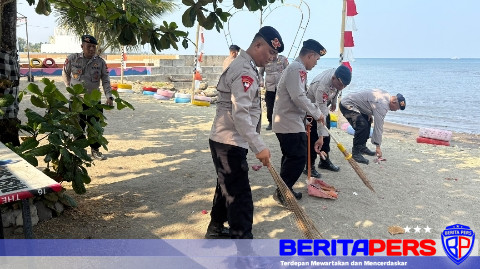 Peduli Lingkungan, Brimob Batalyon B Pelopor Bersihkan Pantai Ku Parepare