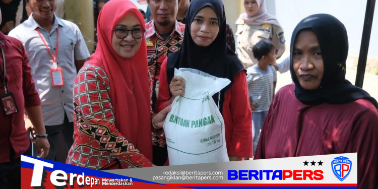 Bupati Gowa Salurkan Bantuan Pangan Bagi Warga Bontontompo