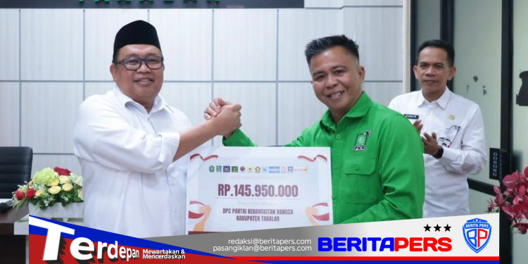 Bupati Takalar Daeng Manye Pimpin Penandatanganan NPHD dan Penyerahan Banpol Rp1,1 Miliar
