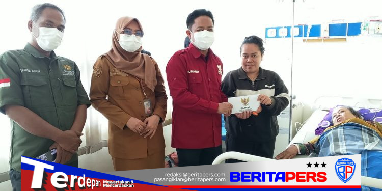 Ketika Sakit Terhalang Desil, Baznas Gowa Bantu Biaya Perawatan Warga