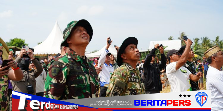 Pangdivif 3 Kostrad Pimpin 200 Prajurit TNI Latihan Terjun Payung di Sidrap