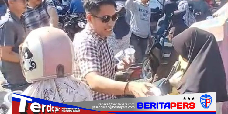 Redakan Lelah Warga yang Antre BBM, Kasat Intelkam Polres Takalar Turun Langsung Bagi Air Mineral Ke Pengendara Antrean BBM