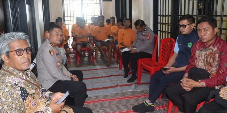 Gelar Pembinaan Rohani di Ruang Tahanan, Kapolres Toraja Utara Harap Para Tahanan Jauh Lebih Baik