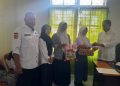 Salurkan Bantuan Gubernur, Kacabdis Wilayah VIII Serahkan Uang Tunai dan Sembako kepada Tiga Sekolah di Pinrang