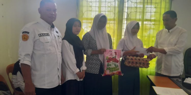 Salurkan Bantuan Gubernur, Kacabdis Wilayah VIII Serahkan Uang Tunai dan Sembako kepada Tiga Sekolah di Pinrang