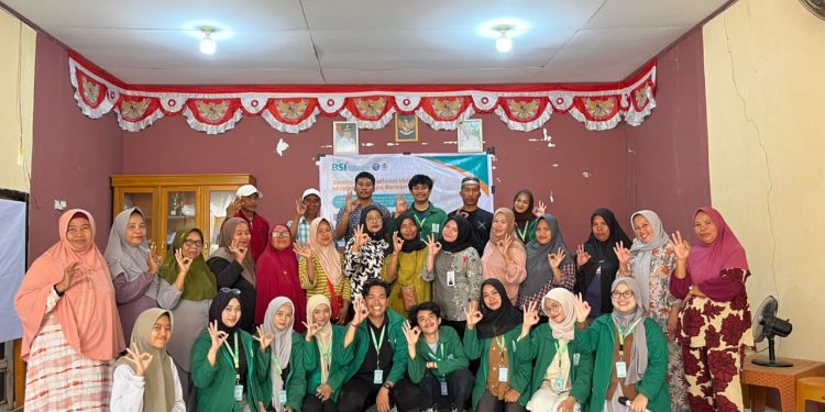 Cegah Uang Palsu, Mahasiswa KKN 79 UIN Alauddin Makassar Dorong UMKM Desa Mappakalompo Go Digital
