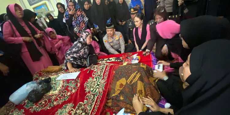 Polres Bulukumba Berduka, Satu Personel Meninggal Dunia, Kapolres Melayat dan Berikan Doa Terbaik