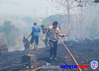 Personil Polsek Ujung Gerak Cepat Ke TKP, Bantu Pemadaman Bersama Damkar dan Warga Setempat