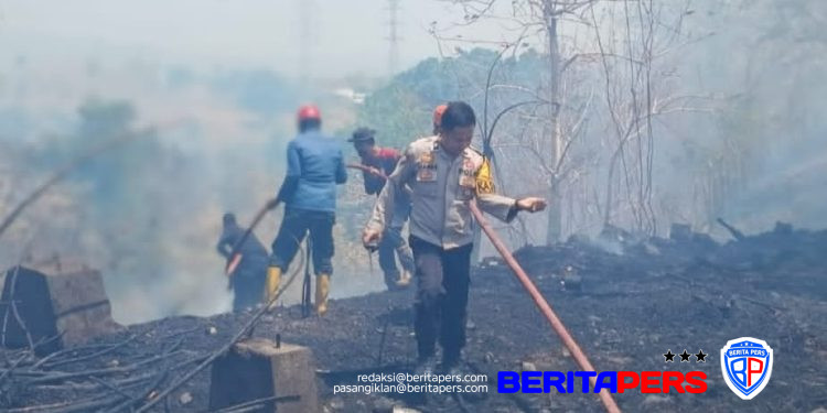 Personil Polsek Ujung Gerak Cepat Ke TKP, Bantu Pemadaman Bersama Damkar dan Warga Setempat