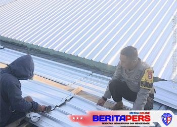 Wujud Nyata Polisi Hadir di Tengah Masyarakat, Aiptu Jusman Gotong Royong Perbaiki Atap Masjid