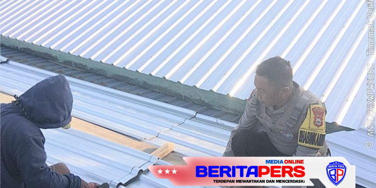 Wujud Nyata Polisi Hadir di Tengah Masyarakat, Aiptu Jusman Gotong Royong Perbaiki Atap Masjid