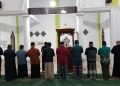Babinsa Koramil Tompobulu Laksanakan Sholat Subuh Berjamaah Sekaligus Komsos dengan Tokoh Agama