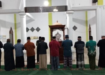 Babinsa Koramil Tompobulu Laksanakan Sholat Subuh Berjamaah Sekaligus Komsos dengan Tokoh Agama