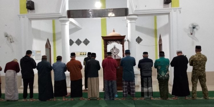 Babinsa Koramil Tompobulu Laksanakan Sholat Subuh Berjamaah Sekaligus Komsos dengan Tokoh Agama