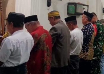 Pererat Kebersamaan, Babinsa Koramil 01 Somba Opu Laksanakan Sholat Subuh dan Komsos di Masjid Al Ikhlas