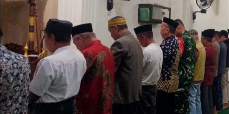 Pererat Kebersamaan, Babinsa Koramil 01 Somba Opu Laksanakan Sholat Subuh dan Komsos di Masjid Al Ikhlas
