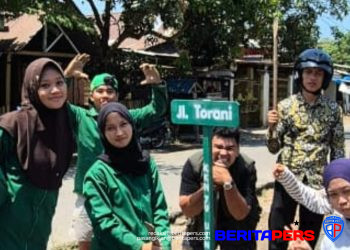 KKN UINAM Posko 2, Babinsa dan Karang Taruna Pasang Papan Jalan Pa’lalakkang