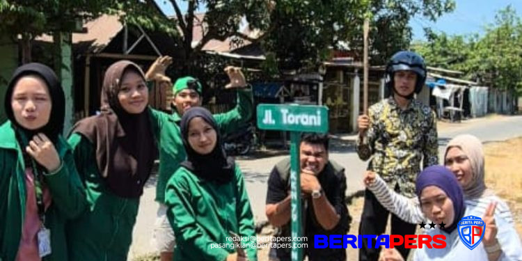 KKN UINAM Posko 2, Babinsa dan Karang Taruna Pasang Papan Jalan Pa’lalakkang