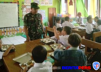 Pastikan Higienis, Babinsa Parangbanoa Dampingi Distribusi MBG Pelajar Gowa