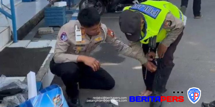 Kasat Lantas Polresta Gowa Dampingi Imam Hanafi Terima Penghargaan