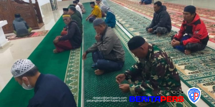 Hangatkan Suasana Pagi, Babinsa Koramil 1409-07 Tompobulu Ba’da Subuh Ngobrol Bareng Warga Binaan