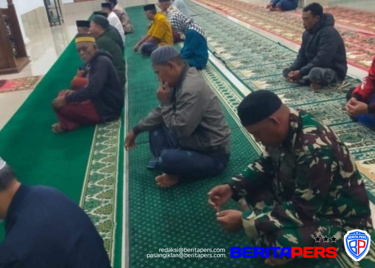 Hangatkan Suasana Pagi, Babinsa Koramil 1409-07 Tompobulu Ba’da Subuh Ngobrol Bareng Warga Binaan
