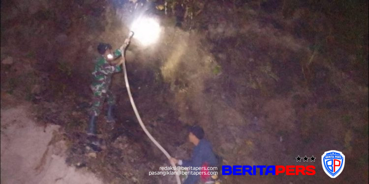 Gerak Cepat Babinsa dan Masyarakat Jinakkan Kebakaran Lahan di Malino Gowa