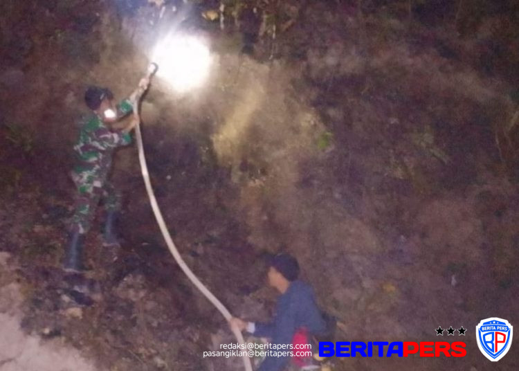 Gerak Cepat Babinsa dan Masyarakat Jinakkan Kebakaran Lahan di Malino Gowa