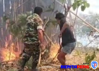 Aksi Cepat Babinsa dan Masyarakat Jinakkan Kebakaran Lahan di Parigi Gowa