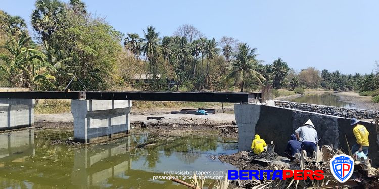 Warga dan Prajurit Bersatu Padu Lanjutkan Pembangunan Jembatan Beton Garuda di Bontonompo Selatan