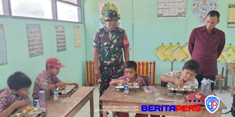 Demi Kelancaran Program Nasional, Babinsa Bontonompo Kawal Penyaluran MBG