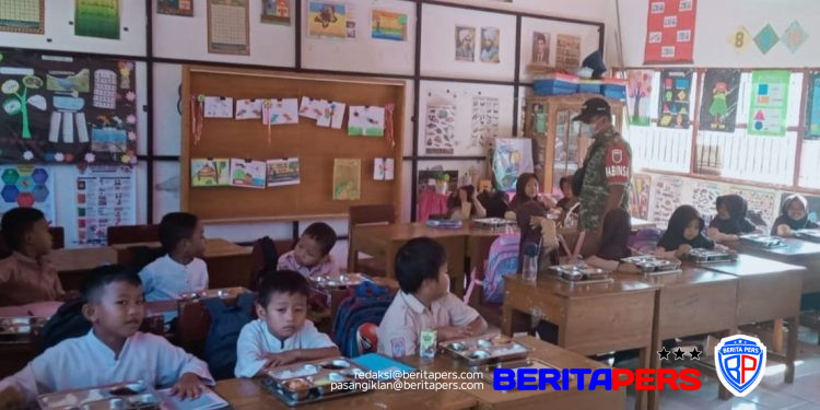 Babinsa Kelurahan Mataallo Dampingi Langsung Distribusi Gizi SPPG Bajeng 1