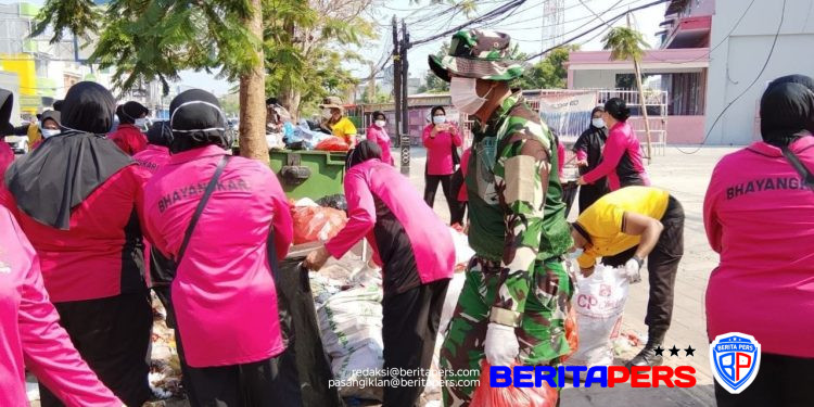 TNI–POLRI BERSATU MASYARAKAT GELAR GERAKAN PEDULI SAMPAH DI GOWA