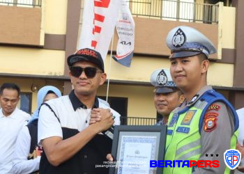 HUT Lalu Lintas Bhayangkara ke-71, Polresta Gowa Beri Penghargaan kepada Tiga Penggerak Keselamatan Lalu Lintas