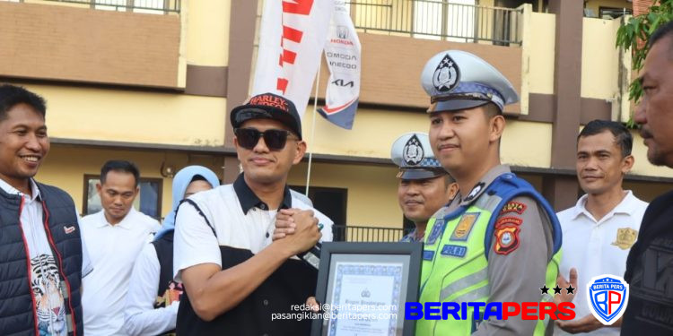 HUT Lalu Lintas Bhayangkara ke-71, Polresta Gowa Beri Penghargaan kepada Tiga Penggerak Keselamatan Lalu Lintas