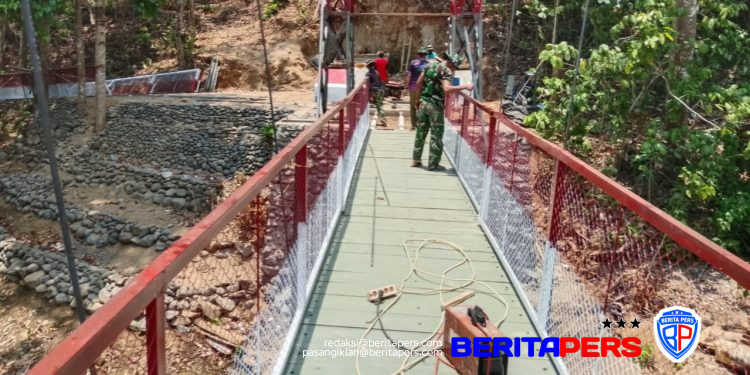 Jelang Rampung, Gotong Royong TNI dan Warga Gowa Tuntaskan Tahap Akhir Jembatan Gantung Buakkang