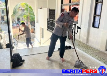 Jumat Bersih, Personel Brimob Sulsel Bersihkan Masjid Babuttaubah Parepare