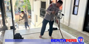 Jumat Bersih, Personel Brimob Sulsel Bersihkan Masjid Babuttaubah Parepare