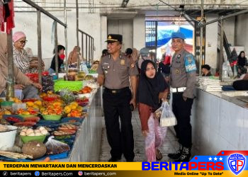 Kapolsek Soppeng Riaja Pimpin Patroli Dialogis di Pasar Ajakkang, Ajak Warga Jaga Kamtibmas