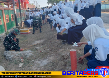 Peduli Kebersihan, Satgas TMMD 130 Kodim 1416/Muna Bersama Siswa-siswi SMP 1 Kabawo Kerja Bakti