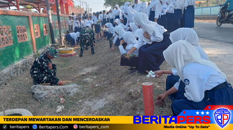 Peduli Kebersihan, Satgas TMMD 130 Kodim 1416/Muna Bersama Siswa-siswi SMP 1 Kabawo Kerja Bakti