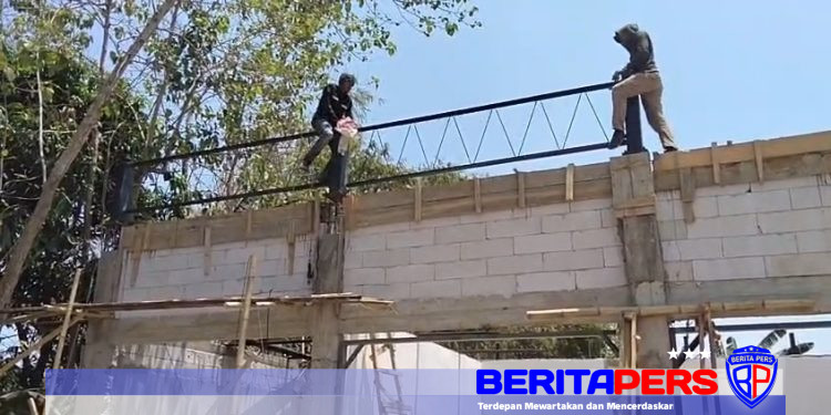 Babinsa Koramil Bajeng Pastikan Kualitas Pembangunan KDKMP Gowa Berjalan Lancar