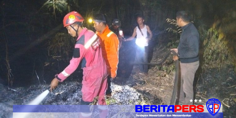 Babinsa dan Damkar Gowa Padamkan Kebakaran Lahan Seluas 50 Hektare