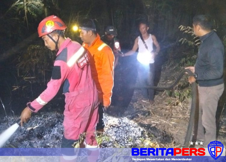 Babinsa dan Damkar Gowa Padamkan Kebakaran Lahan Seluas 50 Hektare