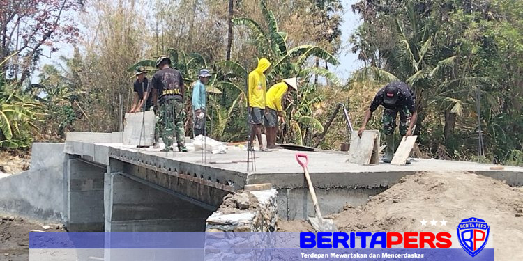 Personil TNI Bersama Masyarakat Gaspol Pengerjaan Jembatan Beton Garuda Gowa