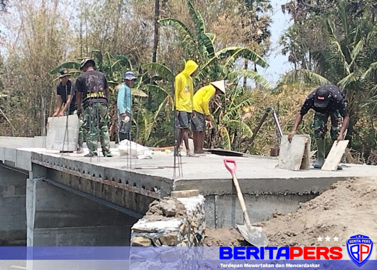 Personil TNI Bersama Masyarakat Gaspol Pengerjaan Jembatan Beton Garuda Gowa