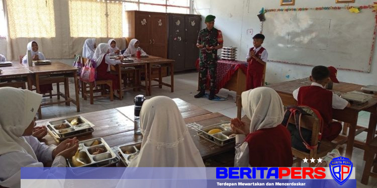 BABINSA KORAMIL 1409-08/BTP LAKSANAKAN PEMANTAUAN PENYALURAN MAKAN BERGIZI GRATIS DI DUA SEKOLAH, 302 SISWA TERLAYANI